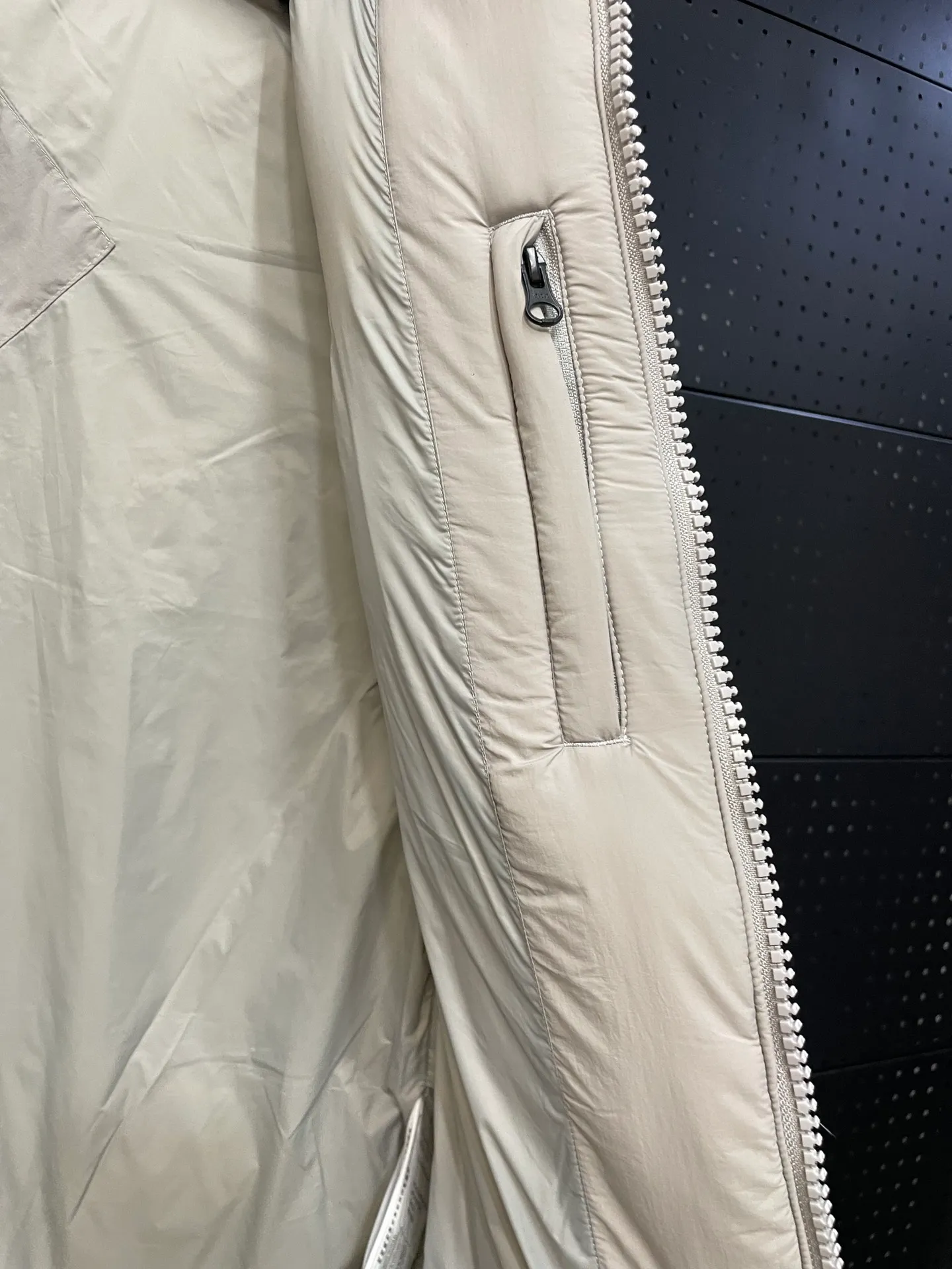 P500 Style No.: Y108 Moonlight Lime Top quality pure white label capsule vest for couples Design concept: New limited edition white label vest, same style for men and women, 625 fill power white goose down filling, the fabric has a satin feel. Suitable for wearing in spring and autumn in various cities, this round neck design is classic and versatile, and has good thermal insulation effect! Fabric + Features: Fabric: 85% polyester, 15% cotton, windproof and waterproof Lining: 100% polyester, windproof and waterproof Filling: 80% pure white duck down, 20% pure white feather Fill power: 625 Care instructions: Dry clean Pockets: Straight insert + diagonal insert Pocket Zipper: Genuine ykk two-way entrance zipper tei temperature and feeling index 1: lightweight minus 5 degrees to 5 degrees. Technology: The fabric is made of cordura polyamide fabric, which is a new functional fabric and a leading technology product. The durability is 2 times higher than ordinary nylon fabric. Wear resistance, strong tear resistance, good hand feel and good color.   The liner is filled with imported 625 fill power 80 white duck down, and the liner is reinforced with anti-runaway velvet liner. The fly on the front center fly is designed with snap buttons to prevent ventilation and rain. Whether it is hiking, urban walking or polar exploration, this style can help you find the Canada Goose vest that suits your body, activities and lifestyle. Size: XS-XL